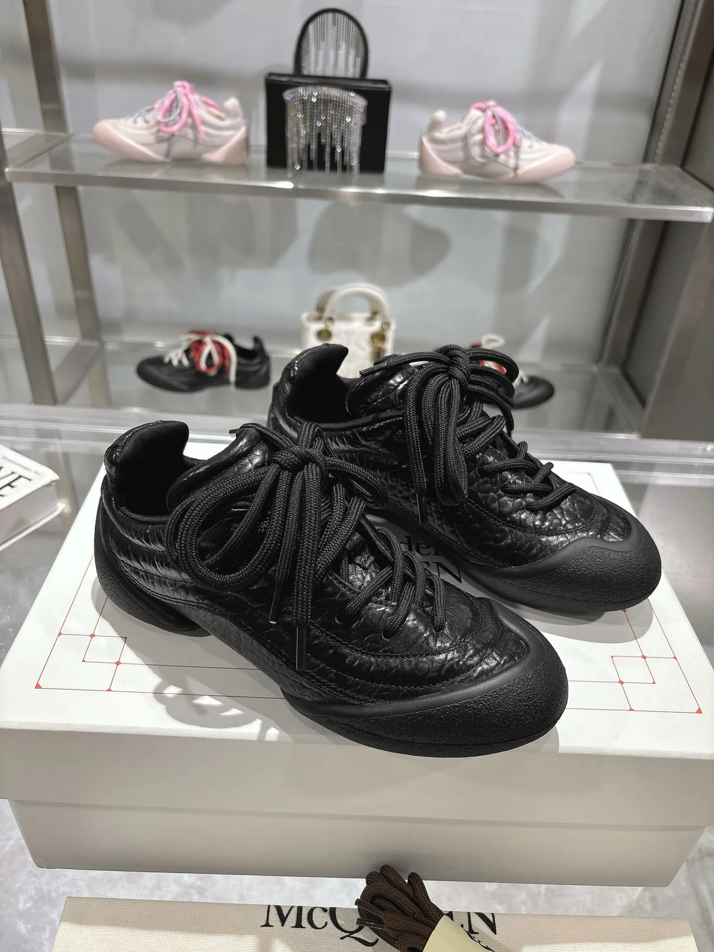 p580💰Couple model 𝐀𝐥𝐞𝐱𝐚𝐧𝐝𝐞𝐫 𝐌𝐜𝐐𝐮𝐞𝐞𝐧#/Alexander McQueen’s latest Flexion series, retro, casual, sneakers, original purchase, development, production, this Flexion Off Low-top sneakers in white grained leather with varying sized laces and an anatomically inspired lightweight segmented sole. The reverse skull pattern is embossed on the heel. Fabric: Original customized imported first-layer cowhide. Lining: Customized imported breathable mesh lining. Sole: Original open-molded non-slip TPU material. Bottom thickness: 2CM. Size: #Female size 35-40 (40 customized, non-refundable) #Men’s code 39-45 (45 customized, non-refundable)